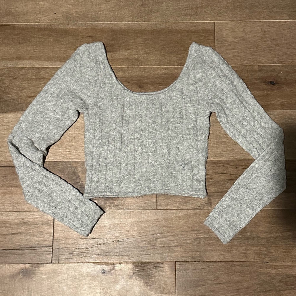 American Eagle Outfitters Light Gray Long Sleeve Crop Top